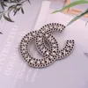 Design famoso S Desinger Women Women Rhinestone Pearl Letter Broches Abito per spillo per la moda Decorazione di abbigliamento di alta qualità di alta qualità