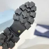 Nouveaux mocassins de marque pour femmes Logo triangle en métal émaillé élargi semelle en caoutchouc épaisse antidérapante avec bande de roulement à crampons 23s Nouveau printemps automne classique mode mocassins de loisirs formels