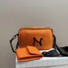 Yeni Tasarımcı Çanta Kadın Omuz Çantası Moda Crossbody Bag Tuval Lüks Kamera Çantası Gelişmiş Alfabe Küçük Kare Çanta Mini Çanta Günlük Çanta Geniş Kayış Çantası