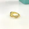 Nudo un arco anillos Temperamento clásico diseñador de dos líneas Pareja anillo letra T pareja propuesta anillos de joyería para amantes diamantes chapados en oro que no se desvanecen