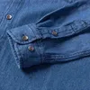 メンズカジュアルシャツの男100％コットンウエスタンデニムポケットシャツ長袖標準フィット快適さ耐久性ソフトカジュアルウォッシュ耐久性ワークシャツl230721
