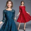 Robes décontractées printemps et automne robe de couleur unie pour femmes avec col rond manches 3/4 coupe ajustée longueur moyenne dentelle grande balançoire mi-jupe