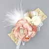 Accesorios para el cabello 10 piezas / lote Flor de plumas Diadema de encaje con bandas de nudo de perlas Seda Baby Headwear Boutique 230720