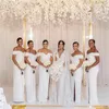 2021 Africano Simple Blanco Una línea Vestidos de dama de honor para bodas Fuera del hombro Satén largo Lado alto Split Vestidos de fiesta Formal Maid o3238