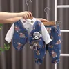 2023 Осенний корейский маленький мальчик 3PCS одежда набор мультфильма медведь джинсовая жилет с длинным рубашкой джинсы младенец мальчик костюм
