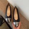 Klänningskor klackar skor kvinna designer 100% cowhide brev bow ballet bröllop skor mode svart platt båt sko dam läder tramp lata loafers storlek 34-42