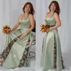 Halter Neck Green Printed Satin Mother of the Bride Dresses With Camo Satin Wedding Gästklänningar Plus Size Sweep Train Formell EVE154N