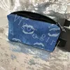 Kız makyaj yıkama çantası için marka kozmetik çantalar klein mavi harf baskı ins ins çantalar fermuar tarzı güzellik makyaj çantası allık ayna fırçası göz farı koyabilir tasarımcılar