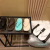 2023-Women's New Slippers Luxury Designer Sandals Outdoor Candy Color Beach Shoesフラットフリップフロップスプラットフォーム革
