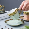 Pires de xícaras de café de cerâmica europeia pintadas de ouro e conjunto de xícaras de chá de flores inglesas para presente de casais sofisticados