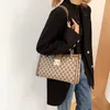 18% rabatt på väskan 2024 Ny lanseringsdesigner Handväska Mid Ancient Style Light Luxury Stor ny nischstrukturlåsspänne Single Shoulder Diagonal Fashion Chain Tote for Women