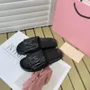 Zapatillas y sandalias de diseñador para mujer, chanclas de fondo plano plisadas a la moda miu, zapatos informales de suela blanda de cuero de verano para exteriores, sandalias de playa, caja de cordones individuales