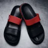 Sandalet yaz gündelik nefes alabilen plaj sandalet erkekler açık ve şık terlik lastik su ayakkabıları 230720
