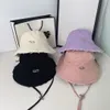 Concepteur de couleurs de bonbons d'été pour femmes chapeau seau voyage de vacances lettre en métal imprimé parasol crème solaire 4 couleurs chapeaux à large bord