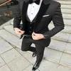 Новый дизайн One Button Black Groom Tuxedos Peak Velvet Lapel Groomsmen Mens Suits Свадебный выпускной ужин Блейзер куртка брюки жилет Tie256d