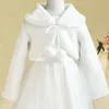 2022 White Winter Jacka Girls Kids Capes Warm Long Sleeve Wedding Flower Girl Wrap Jacket Bridal Little Girls Coat Accessories In308b