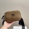 Yeni Tasarımcı Çanta Kadın Omuz Çantası Moda Crossbody Bag Tuval Lüks Kamera Çantası Gelişmiş Alfabe Küçük Kare Çanta Mini Çanta Günlük Çanta Geniş Kayış Çantası