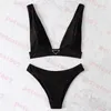 Costume da bagno sexy da donna con reggiseno a triangolo e distintivo a triangolo. Costume da bagno estivo con scollo a V profondo