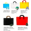 Opakowanie prezentów 100pcs Niestandardowe kolorowe torby zakupowe z uchwytem plastikowa torba na prezent wydruku