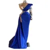 2023 Arabiska promklänningar Aso Ebi Lyxiga pärlor Kristaller Royal Blue Illusion High Neck Afton Dress Mantera en axel delad M286R