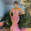 Pink Mermaid Prom Dresses ärmlös V -hals 3D -spetsapplikationer PESKINER Täckt golvlängd Kändis Formal Feather Train Evening D296i