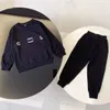 Kläder sätter chan två bitar set huva baby designer tröja långärmad barn hoodies barn designer kläder lyx varumärke småbarn flickor pojke z230725