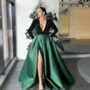 2022 robes de soirée élégantes vert foncé avec manches longues Dubaï arabe paillettes robes de bal en satin robe de soirée col en V profond haut Split273R