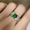 Anelli a grappolo Moda Cristallo verde Smeraldo Pietre preziose Diamanti Conciso per uomo Oro bianco 18 carati Gioielli color argento Bague Bande alla moda