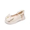 Spor ayakkabı kızlar deri ayakkabı düğün için deri ayakkabılar 2023 Erken Sonbahar Marka Çocuk Düzleri İnci Ayak Bileği Strap Chic Sweet Prenses Okulu 230720