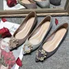 Sapatos sociais tamanho 31-46 tamanho extra grande feminino sapatos de casamento salto fino pérolas dedo do pé pontiagudo rasos de seda banquete sapatos de noiva chinês vermelho cor pura L230721