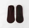 Anti-slip inomhus grepp strumpor vuxna barn hemgolvstrumpa med gummi silikon ensam nonslip skid gym fitness sport sox nöjen park hoppande strumpor grossist