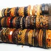 Lots en vrac entiers 50pcs pack mélange noir marron hommes femmes rétro fait à la main en cuir véritable surfeur manchette bracelets284a