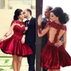 2019 Short Burgundy Homecoming Dresses 레이스 아플리케 승무원 목 얇은 명주 그 소매 새틴 A- 라인 무릎 칵테일 파티 가운 228y