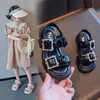 Sandalen Mädchen Flache Schuhe Sommer Mode Kinder Prinzessin Schnalle Offene spitze Kleine Schwarze G02103 230720