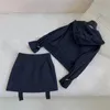 23SS Kadın Tasarımcı İki Parça Elbise Seti Mektup Cep Kızları Marka Milan Pist Jersey Jogging Outwear Kapşonlu Ceket Katlar Mahsul Üstler Bombardıman ve Mini Etek Elbise