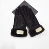 Guanti da donna di design per guanti invernali e autunnali in cashmere Guanti con bella palla di pelo Guanti invernali caldi per sport all'aria aperta 554321U