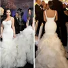 Underbara Kim Kardashian bröllopsklänningar med ruffles -nivåer Stropplösa sexiga sjöjungfrubröllop Brudklänningar Chapel Train Plus Size299G