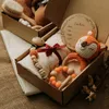 Gift Sets Baby Handdoek geboren Bad Speelgoed Set Geschenken Doos Dubbelzijdig Katoenen Deken Houten Rammelaar Armband Gehaakt Speelgoed Product 230720