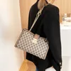 18% rabatt på väskan 2024 Ny lanseringsdesigner Handväska Mid Ancient Style Light Luxury Stor ny nischstrukturlåsspänne Single Shoulder Diagonal Fashion Chain Tote for Women