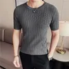 Мужские рубашки T 2023 Летняя полосатая вязаная футболка мужская корейская мода с коротким рукавом Slim Fit круглая шея. Случайный пуловер бизнеса.