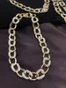 Halsband entworfen, stilvolle goldene klobige Halskette mit Strasssteinen, luxuriöse Punk-Schlüsselbeinkette, neutrales Schmuckzubehör