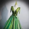 Vestido de noite deslumbrante Verde cintilante Brilhante Vestidos de formatura Mangas transparentes com decote em V Renda nas costas