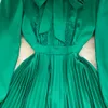 Grundläggande avslappnade klänningar 2023 Ny vårbanan Ruffles spetsar elegant klänning Kvinnor bågskrage långärmad blommig tryck grön maxi veckade vestidos