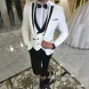 結婚式のタキシードの花groomの最新のホワイトスーツは黒いピークラペルの花groomsmen衣装の男ブレイザーズスリーピーススーツ240j
