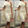 2020 Kurze Cocktailkleider One-Shoulder-Hüllen-Abschlussballkleider mit Umhang, teelanges Partykleid, formelle Heimkehrkleider in Übergröße276L