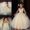 Nouvelle Arrivée Princesse Jaune Robe De Bal Petites Filles Pageant Robes Col En V Étage Longueur Puffy Fleur Fille Robe Enfant Anniversaire Part306B