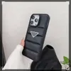 Luxe driehoek ontwerper telefoonhoesje voor iPhone 15 14 13 12 11 Pro Max donsjack terug naaien trendy lederen anti-shock brief cover