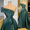 2021 Nya Long Dark Green Satin Evening Dresses Wear Elegant Ruched Crystal Pärlor Split One Shoulder Evening Clowns Formella kvinnor Pro277F