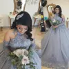 2021 robe de bal luxe argent gris Quinceanera robes Halter manches longues fleurs faites à la main douce 16 balayage train fête bal Evenin182O