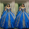 2023 Królewskie Blue and Gold Quinceanera ubierają się od ramion Kwieckie koraliki aplikacyjne Pearls Princess Sweet 16 Dress Party228l